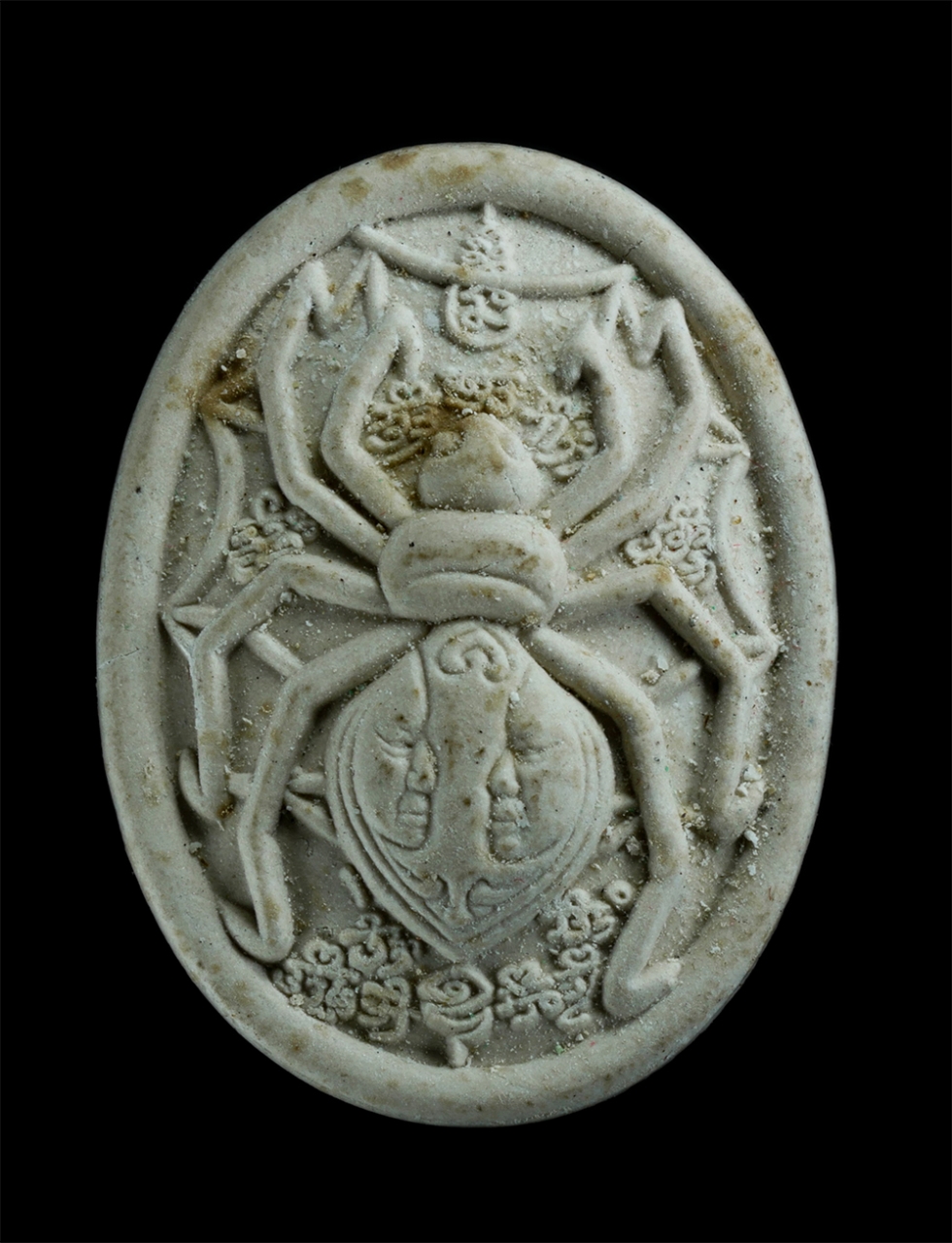 1.jpg - แมงมุมดักทรัพย์ หน้าเทพจำแลง ปี2551 ครูบากฤษณะ อินทวัณโณ,อาศรมสถานสวนพฤกษศาสตร์ บ้านโตนด ต.โตนด อ. โนนสูง จ.นครราชสีมา  เนื้อผงพุทธคุณสีขาวมีกลิ่นหอมม [..] | https://kamulet.in.th