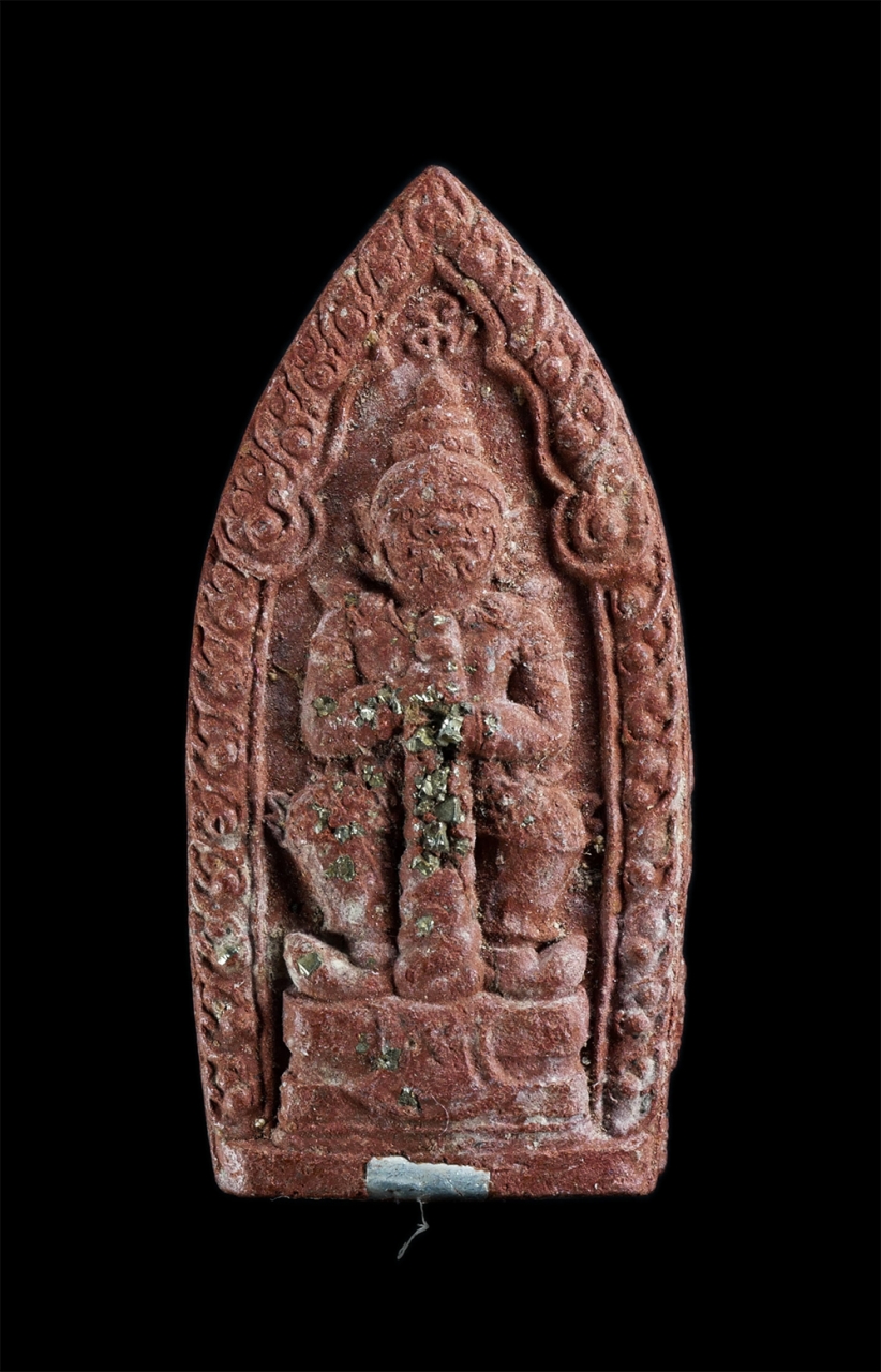 1.jpg - พระผงท้าวเวสสุวรรณ หลังกงจักร จงเป็นสุข เนื้อผงพุทธคุณ ผงว่านสีแดง ฝังตะกรุดเงิน ฝังเพชรหน้าทั่ง พระเก่าสวยเข้มขลัง น่าเก็บสะสมบูชา | https://kamulet.in.th