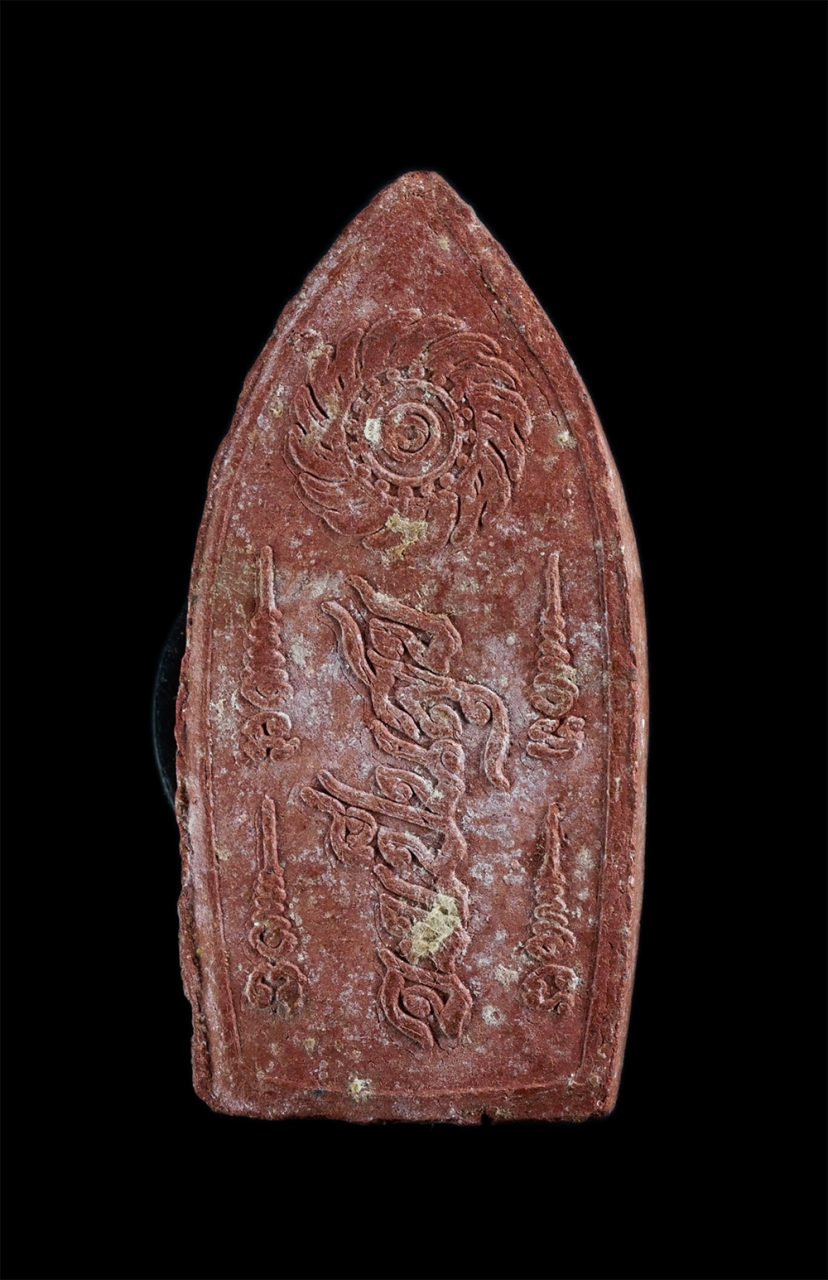 2.jpg - พระผงท้าวเวสสุวรรณ หลังกงจักร จงเป็นสุข เนื้อผงพุทธคุณ ผงว่านสีแดง ฝังตะกรุดเงิน ฝังเพชรหน้าทั่ง พระเก่าสวยเข้มขลัง น่าเก็บสะสมบูชา | https://kamulet.in.th