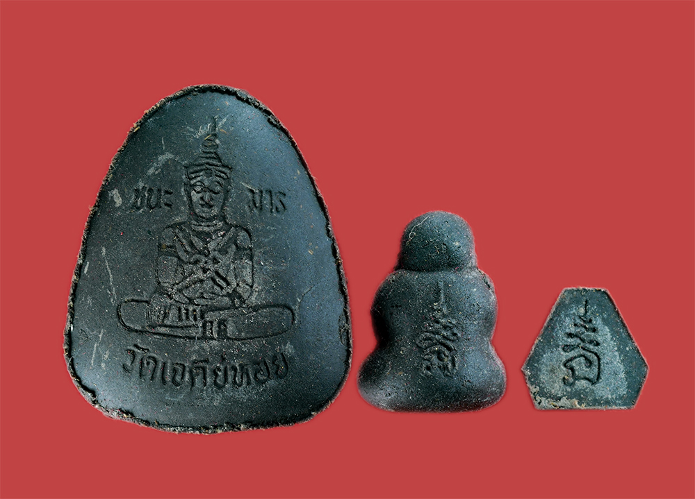 2.jpg - ชุดพระปิดตามหาลาภ พระพุทธนฤมิตรรัตนชนะมาร 3 องค์ ปี2552 หลวงพ่อทองกลึง สุนฺทโร (พระครูสุนทรธรรมธาดา) วัดเจดีย์หอย อ.ลาดหลุมแก้ว จ.ปทุมธานี เนื้อผงพุทธ [..] | https://kamulet.in.th