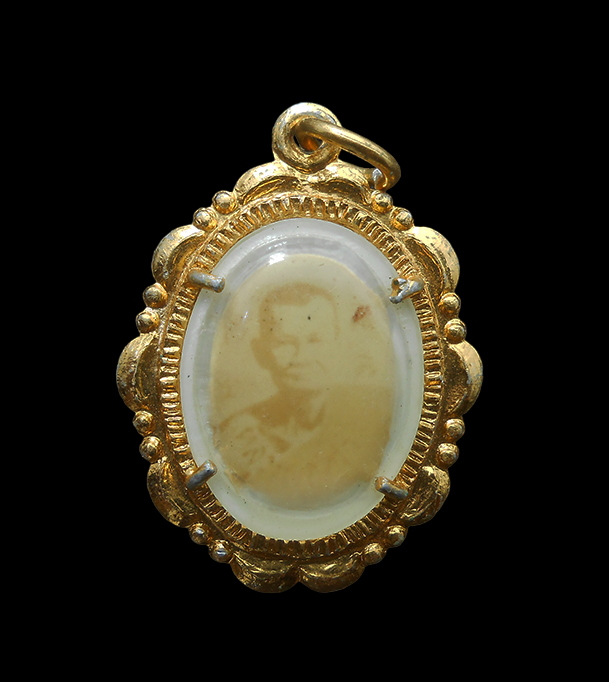 1.jpg - ล็อกเก็ตหลวงปู่คร่ำ ยโสธโร ที่ระลึกในงานผูกพัทธสีมา วัดวังหว้า อ.แกลง จ.ระยอง ปี2517 เนื้อกะไหล่ทอง(องค์ที่1)  | https://kamulet.in.th