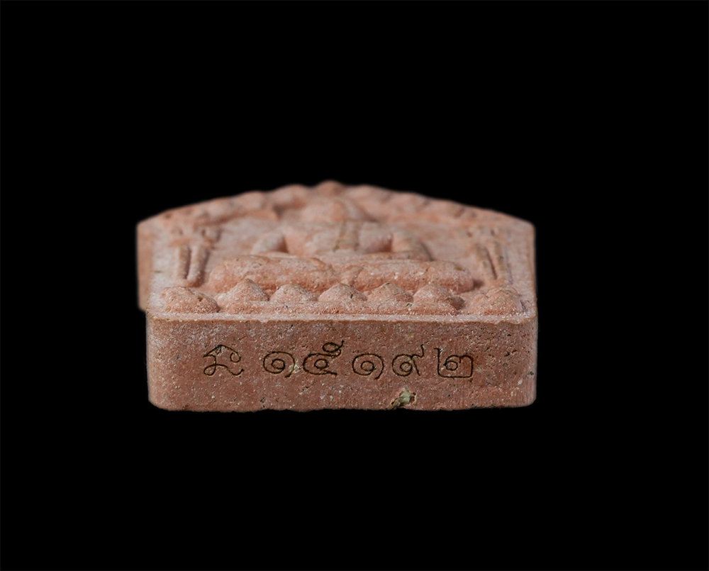 3.jpg - พระขุนแผนผงพรายกุมาร “แม่ทัพ” วัดหมอมุ่ย อ.ปลวกแดง จ.ระยอง ปี2559 เนื้อว่านสบู่เลือด หลังโรยพลอย โค๊ต นะ หมายเลข15192 พระสวยพร้อมกล่องเดิมๆ สุดยอดพระเ [..] | https://kamulet.in.th