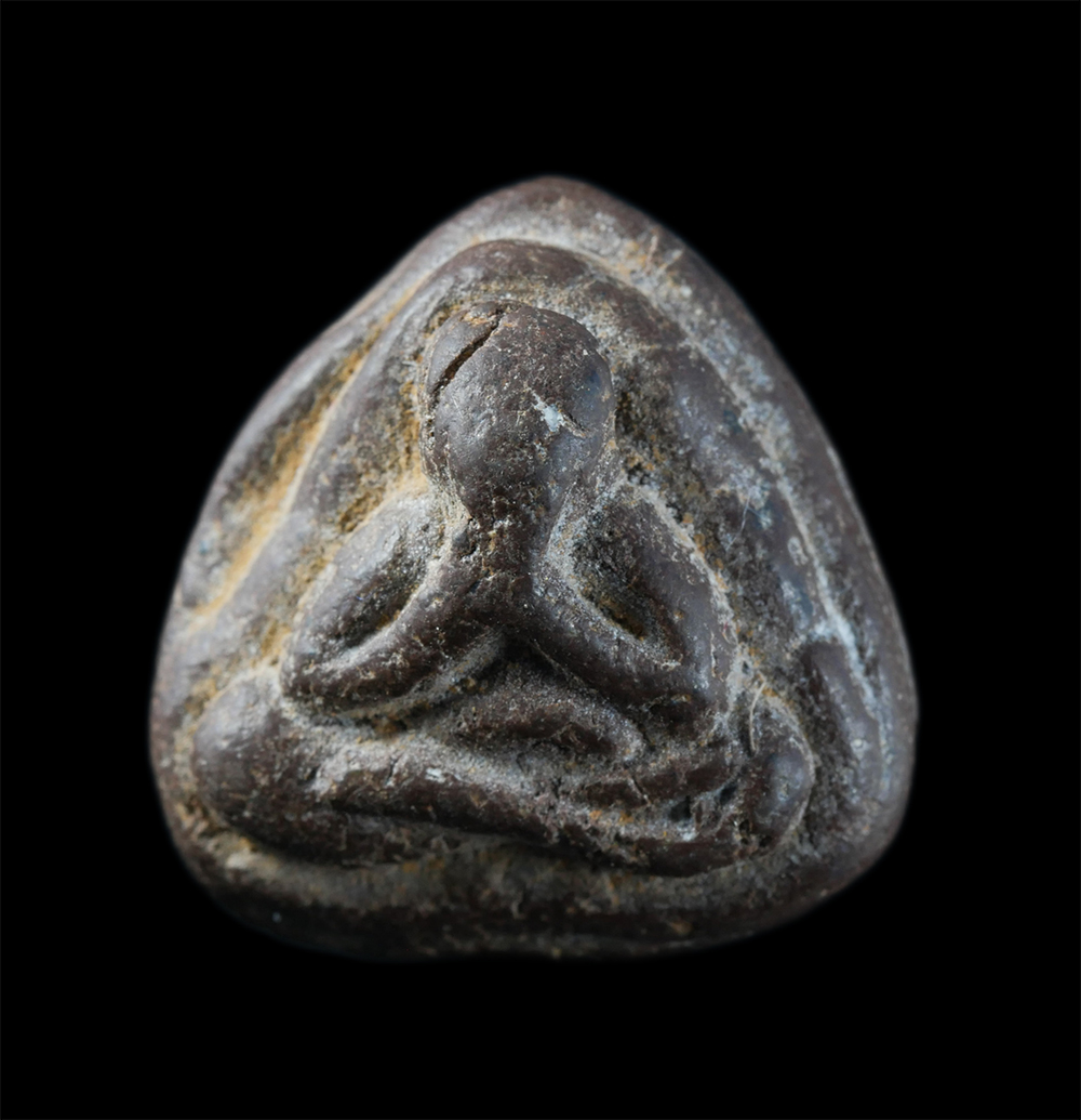 1.jpg - พระปิดตาเนื้อผงเก่า หลังยันต์ นะ ไม่ทราบที่ | https://kamulet.in.th