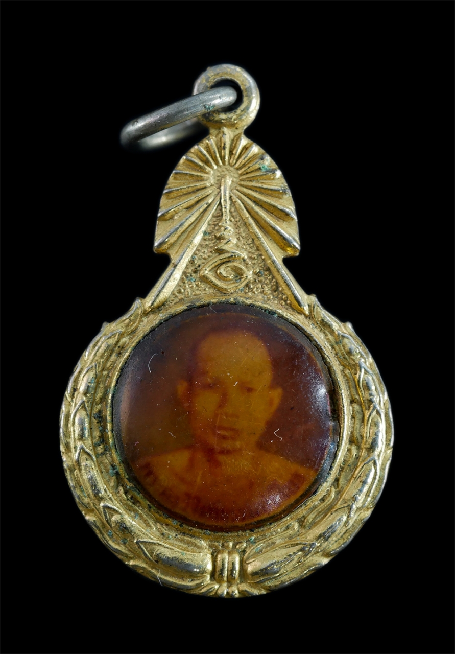 1.jpg - ล็อกเก็ตหลวงปู่ดี(พระครูวิจิตรธรรมประโพธ) วัดเกาะศาลพระ อ.วัดเพลง จ.ราชบุรี ที่ระลึกงานผูกพัทธสีมา ปี2526 เนื้อกะไหล่ทอง พระเก่าสวย พิธีใหญ่ สร้างน้อย [..] | https://kamulet.in.th