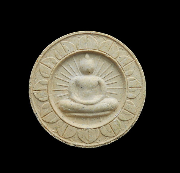 2.jpg - พระผงจันทร์ลอยพารวย หลวงปู่พวง วัดน้ำพุสามัคคี จ.เพชรบูรณ์ เนื้อผงเสน่ห์จันทร์ ( ออกส้ม ) | https://kamulet.in.th