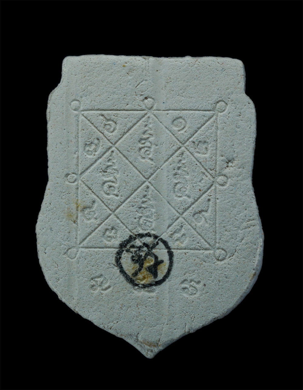 2.jpg - พระผงพิมพ์เสมา หลังยันต์ตรีสิงเห ปั้มหมึกดำ หลวงปู่เกลี้ยง มนุญฺโญ (พระครูพิศิษฐชโลปการ) วัดเนินสุทธาวาส อ.เมือง จ.ชลบุรี ปี2539 เนื้อผงพุทธคุณ ผงว่าน [..] | https://kamulet.in.th