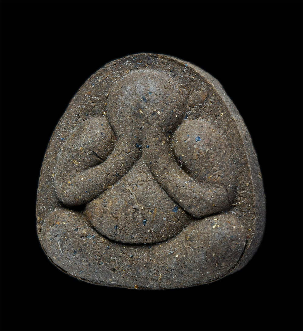 1.jpg - พระปิดตามหาลาภ หลวงปู่เกลี้ยง มนุญฺโญ (พระครูพิศิษฐชโลปการ) วัดเนินสุทธาวาส อ.เมือง จ.ชลบุรี ปี2545 เนื้อผงว่านมหามงคล ผสมเกศา ผงพุทธคุณ หลังหนุมานเชิ [..] | https://kamulet.in.th