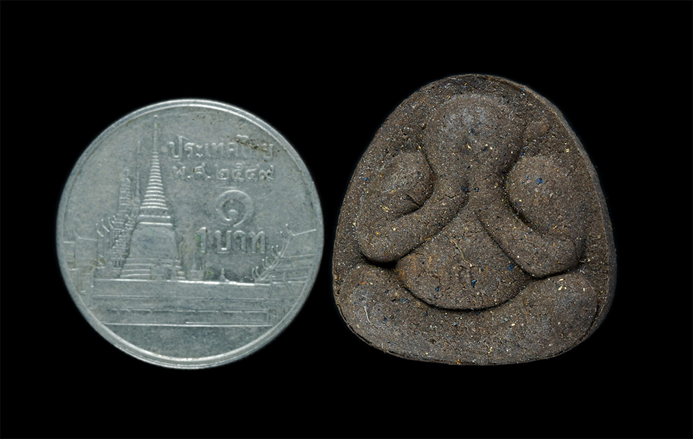 4.jpg - พระปิดตามหาลาภ หลวงปู่เกลี้ยง มนุญฺโญ (พระครูพิศิษฐชโลปการ) วัดเนินสุทธาวาส อ.เมือง จ.ชลบุรี ปี2545 เนื้อผงว่านมหามงคล ผสมเกศา ผงพุทธคุณ หลังหนุมานเชิ [..] | https://kamulet.in.th