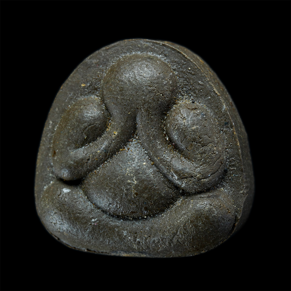 1.jpg - พระปิดตามหาลาภ หลวงปู่เกลี้ยง มนุญฺโญ (พระครูพิศิษฐชโลปการ) วัดเนินสุทธาวาส อ.เมือง จ.ชลบุรี ปี2545 เนื้อผงว่านมหามงคล ผสมเกศา ผงพุทธคุณ หลังหนุมานเชิ [..] | https://kamulet.in.th