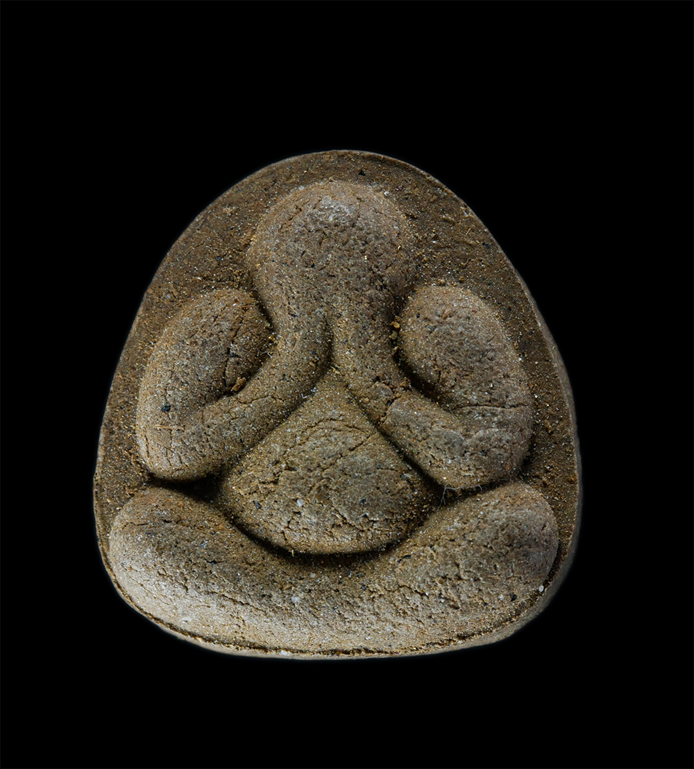 1.jpg - พระปิดตามหาลาภ หลวงปู่เกลี้ยง มนุญฺโญ (พระครูพิศิษฐชโลปการ) วัดเนินสุทธาวาส อ.เมือง จ.ชลบุรี ปี2545 เนื้อผงว่านมหามงคล ผสมเกศา ผงพุทธคุณ หลังหนุมานเชิ [..] | https://kamulet.in.th