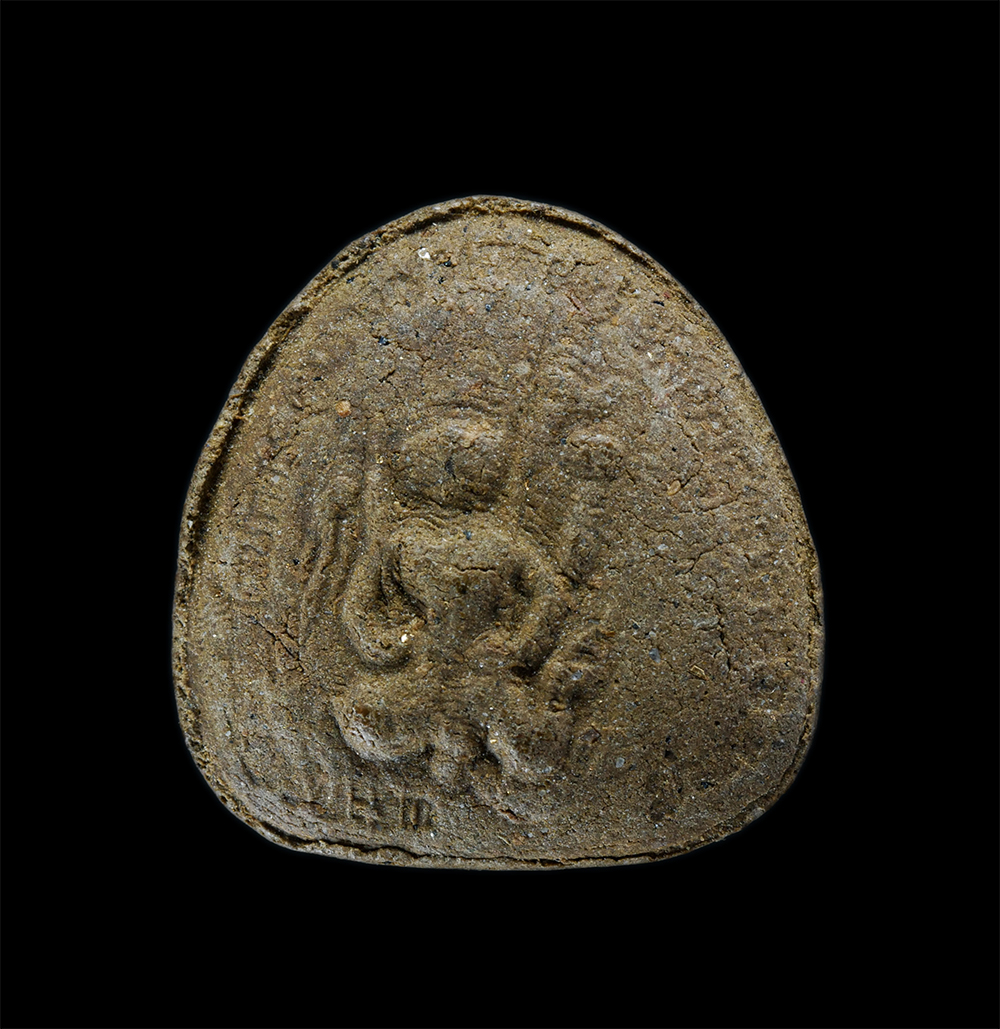 2.jpg - พระปิดตามหาลาภ หลวงปู่เกลี้ยง มนุญฺโญ (พระครูพิศิษฐชโลปการ) วัดเนินสุทธาวาส อ.เมือง จ.ชลบุรี ปี2545 เนื้อผงว่านมหามงคล ผสมเกศา ผงพุทธคุณ หลังหนุมานเชิ [..] | https://kamulet.in.th