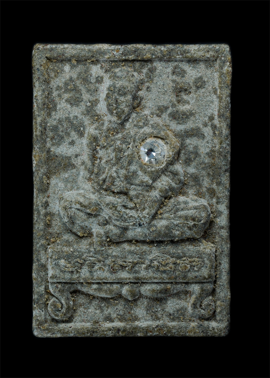 1.jpg - พระผงรูปเหมือนพระเกจินั่งโต๊ะฝังเพชร หลังชูชก เนื้อผง ผงว่าน พระเก่าสวยมวลสารดี | https://kamulet.in.th