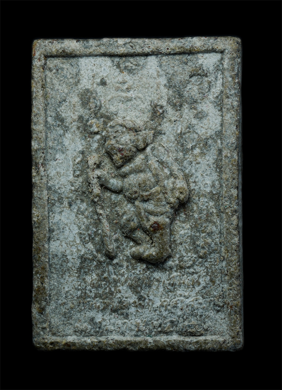 2.jpg - พระผงรูปเหมือนพระเกจินั่งโต๊ะฝังเพชร หลังชูชก เนื้อผง ผงว่าน พระเก่าสวยมวลสารดี | https://kamulet.in.th