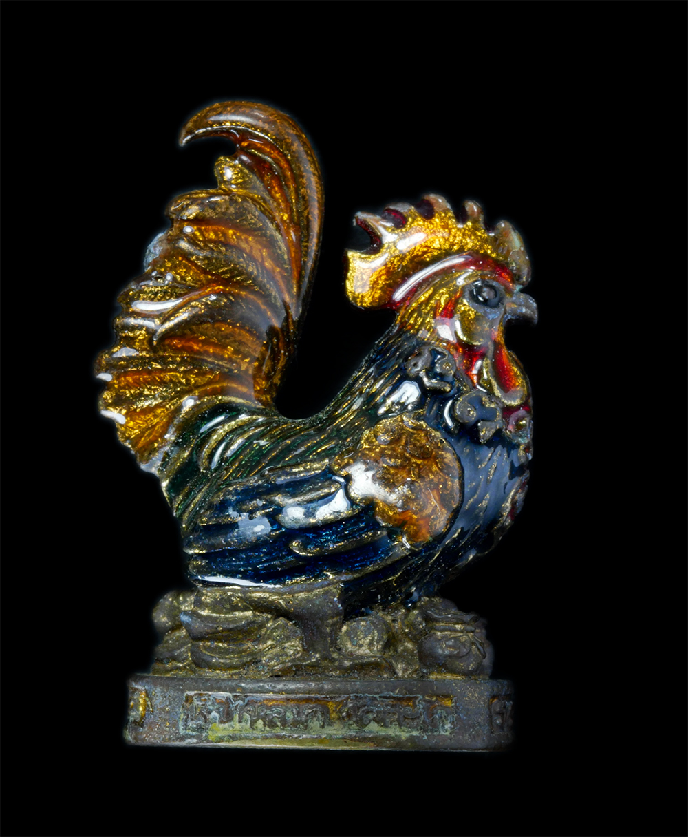 1.jpg - ไก่แจ้ เงินไหลมา หลวงพ่อรวย ปาสาทิโก วัดตะโก อ.ภาซี จ.อยุธยา ปี2560 เนื้อโลหะลงยา ฐานอุดผง ตะกรุดเงิน พระเก่าสวย  | https://kamulet.in.th