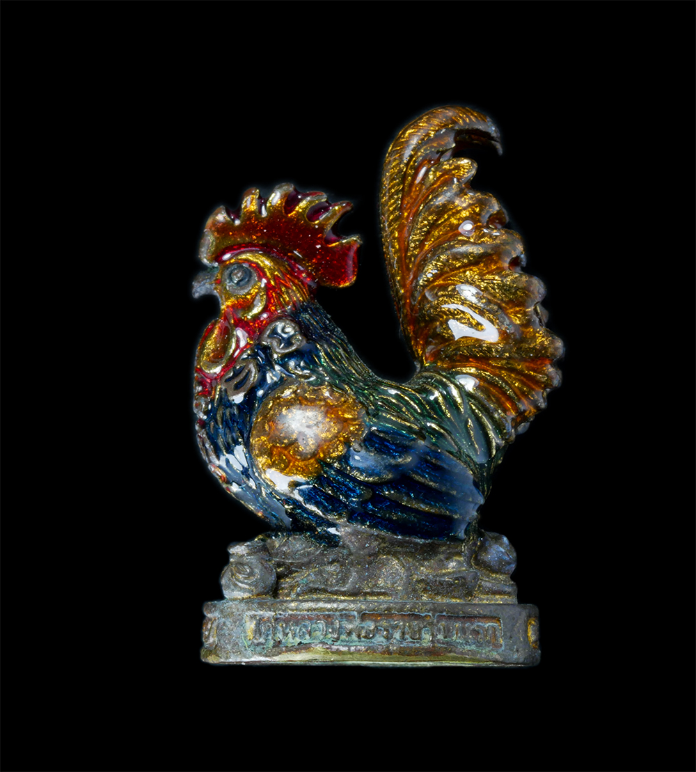 2.jpg - ไก่แจ้ เงินไหลมา หลวงพ่อรวย ปาสาทิโก วัดตะโก อ.ภาซี จ.อยุธยา ปี2560 เนื้อโลหะลงยา ฐานอุดผง ตะกรุดเงิน พระเก่าสวย  | https://kamulet.in.th