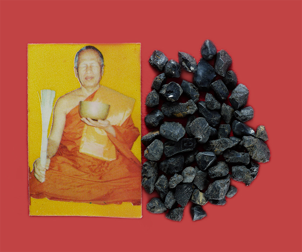 1.jpg - รูปถ่ายพรมน้ำมนต์หลวงพ่ออุทัยตาทิพย์(พระครูสังฆรักษ์อุทัย ปภงฺกโร) วัดศรีมฤคทายวัน (วัดเกาะตาพุด) อ.โพธาราม จ.ราชบุรี พร้อมพลอย ปลุกเสก หลวงพ่อเป็นพระ [..] | https://kamulet.in.th