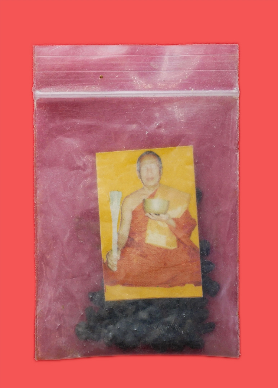 4.jpg - รูปถ่ายพรมน้ำมนต์หลวงพ่ออุทัยตาทิพย์(พระครูสังฆรักษ์อุทัย ปภงฺกโร) วัดศรีมฤคทายวัน (วัดเกาะตาพุด) อ.โพธาราม จ.ราชบุรี พร้อมพลอย ปลุกเสก หลวงพ่อเป็นพระ [..] | https://kamulet.in.th