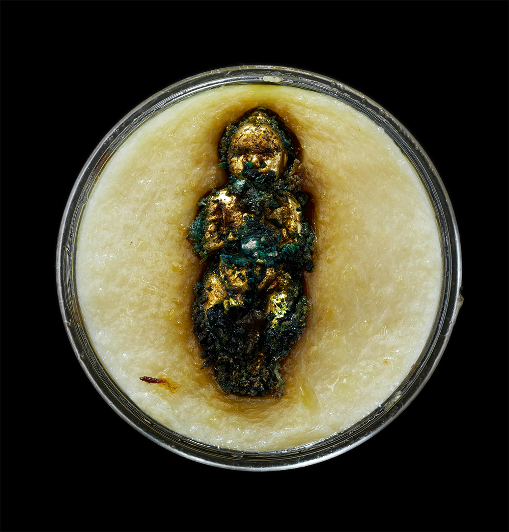 2.jpg - สีผึ้งมหาเสน่ห์ ว่านสาวหลง กุมารทอง มหาลาภ หลวงพ่อเที่ยง วัดพระพุทธบาทเขากระโดง จ.บุรีรัมย์ รุ่นแรก ปี2534 ตำหรับเขมรโบราณ พุทธคุณเด่นด้านเมตตามหานิยม [..] | https://kamulet.in.th