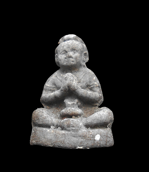 1.jpg - กุมารทองโชคทวี เนื้อผงดินเจ็ดป่าช้า อุดด้วยผงพรายกุมาร หลวงปู่คำบุ วัดกุดชมพู อุบลราชธานี ปี2552 พร้อมกล่องเดิมๆ | https://kamulet.in.th