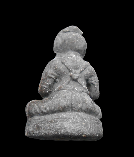 2.jpg - กุมารทองโชคทวี เนื้อผงดินเจ็ดป่าช้า อุดด้วยผงพรายกุมาร หลวงปู่คำบุ วัดกุดชมพู อุบลราชธานี ปี2552 พร้อมกล่องเดิมๆ | https://kamulet.in.th