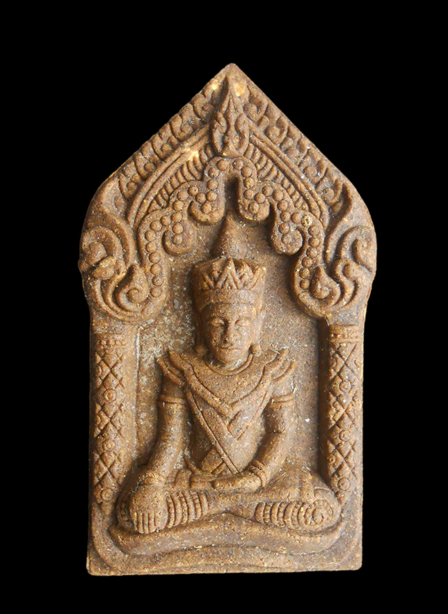 1.jpg - พระขุนแผนหมอกมุงเมืองรุ่นแรก ครูบาออ สำนักสงฆ์พระธาตุดอยจอมแวะ เนื้อว่านยาสัก ฝังตะกรุดช้างผสมโขลง พร้อมกล่อง ปี 2556 | https://kamulet.in.th