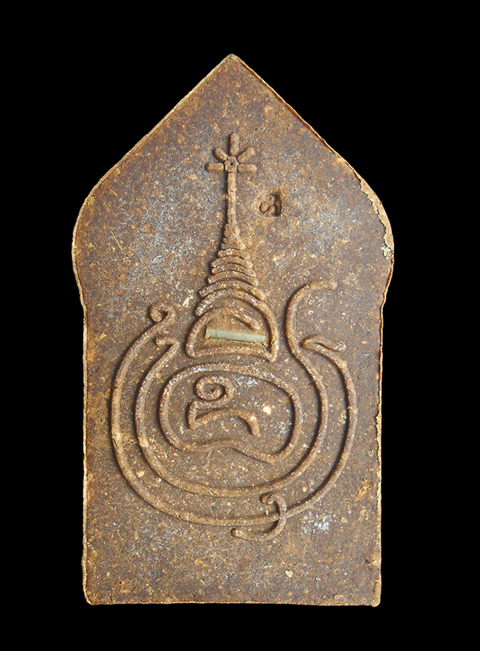 2.jpg - พระขุนแผนหมอกมุงเมืองรุ่นแรก ครูบาออ สำนักสงฆ์พระธาตุดอยจอมแวะ เนื้อว่านยาสัก ฝังตะกรุดช้างผสมโขลง พร้อมกล่อง ปี 2556 | https://kamulet.in.th