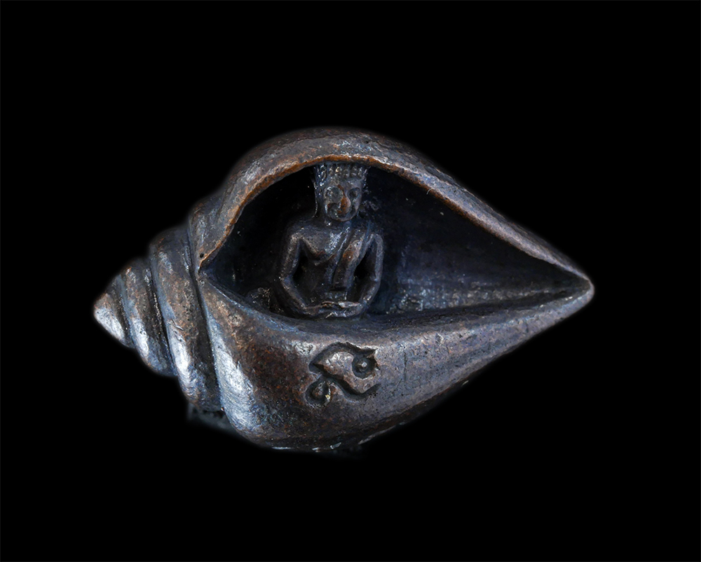 1.jpg - พระอุปคุตในหอยสังข์ เนื้อทองผสม หลวงปู่โทน กันตสีโล วัดเขาน้อยคีรีวัน อ.บ้านบึง จ.ชลบุรี หลวงปู่โทนได้รับการถ่ายทอดวิชาคาถาอาคมมาจากหลวงลุงของท่าน คือ [..] | https://kamulet.in.th