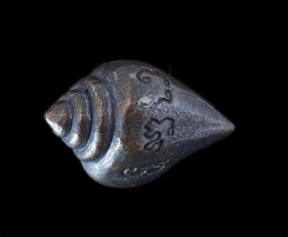 2.jpg - พระอุปคุตในหอยสังข์ เนื้อทองผสม หลวงปู่โทน กันตสีโล วัดเขาน้อยคีรีวัน อ.บ้านบึง จ.ชลบุรี หลวงปู่โทนได้รับการถ่ายทอดวิชาคาถาอาคมมาจากหลวงลุงของท่าน คือ [..] | https://kamulet.in.th