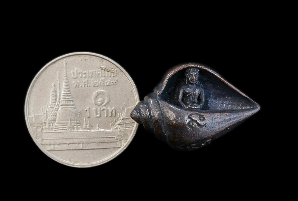 4.jpg - พระอุปคุตในหอยสังข์ เนื้อทองผสม หลวงปู่โทน กันตสีโล วัดเขาน้อยคีรีวัน อ.บ้านบึง จ.ชลบุรี หลวงปู่โทนได้รับการถ่ายทอดวิชาคาถาอาคมมาจากหลวงลุงของท่าน คือ [..] | https://kamulet.in.th