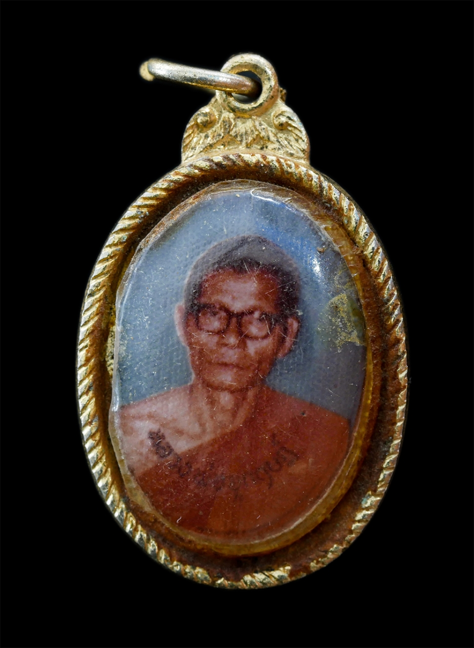 1.jpg - ล็อกเก็ต หลวงพ่ออุกฤษฏ์ วัดเครือศรัทธาธรรม อ.ศรีราชา จ.ชลบุรี งานผูกพัทธสีมา ปี 2521 หลังยันต์ปั้มซ้ำ หายาก เนื้อกะไหล่ทอง พระเก่าสวย พิธีใหญ่ | https://kamulet.in.th