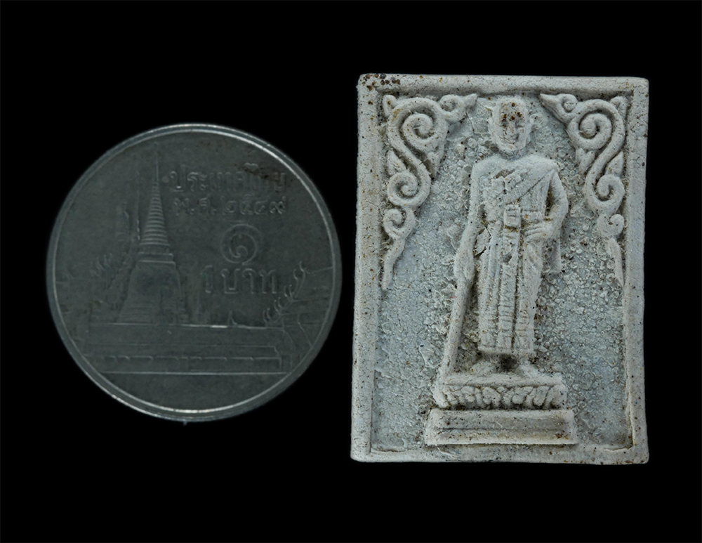 3.jpg - พระผงรูปเหมือนท้าวสุรนารี รุ่นแม่ย่าโมอุปถัมภ์ รุ่นแรก ปี2534 วัดราชสีมาราม อ.เมือง จ.นครราชสีมา เนื้อดอกมะลิหน้าฐานย่าโมผสมผงพุทธคุณ ผงว่าน อธิฐานจิต [..] | https://kamulet.in.th