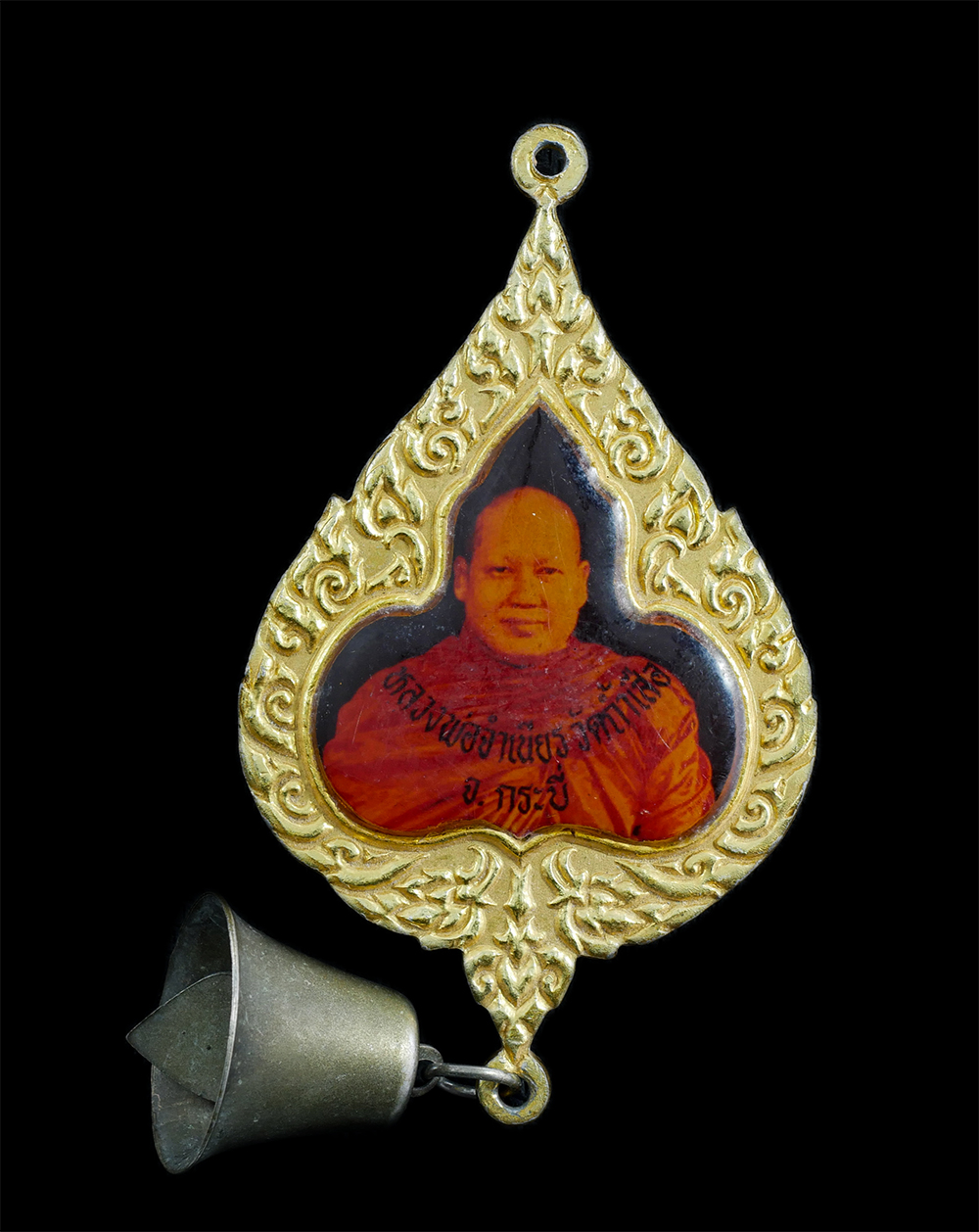 1.jpg - ล็อกเก็ตใบโพธิ์ระฆังเรียกทรัพย์ หลวงพ่อจำเนียร วัดถ้ำเสือ จ.กระบี่ เนื้อโลหะ กะไหล่ทอง พระเก่าสวยงาม สภาพดี ระฆังดังเพราะ ขนาดใหญ่กำลังดี แขวนหน้าบ้าน [..] | https://kamulet.in.th