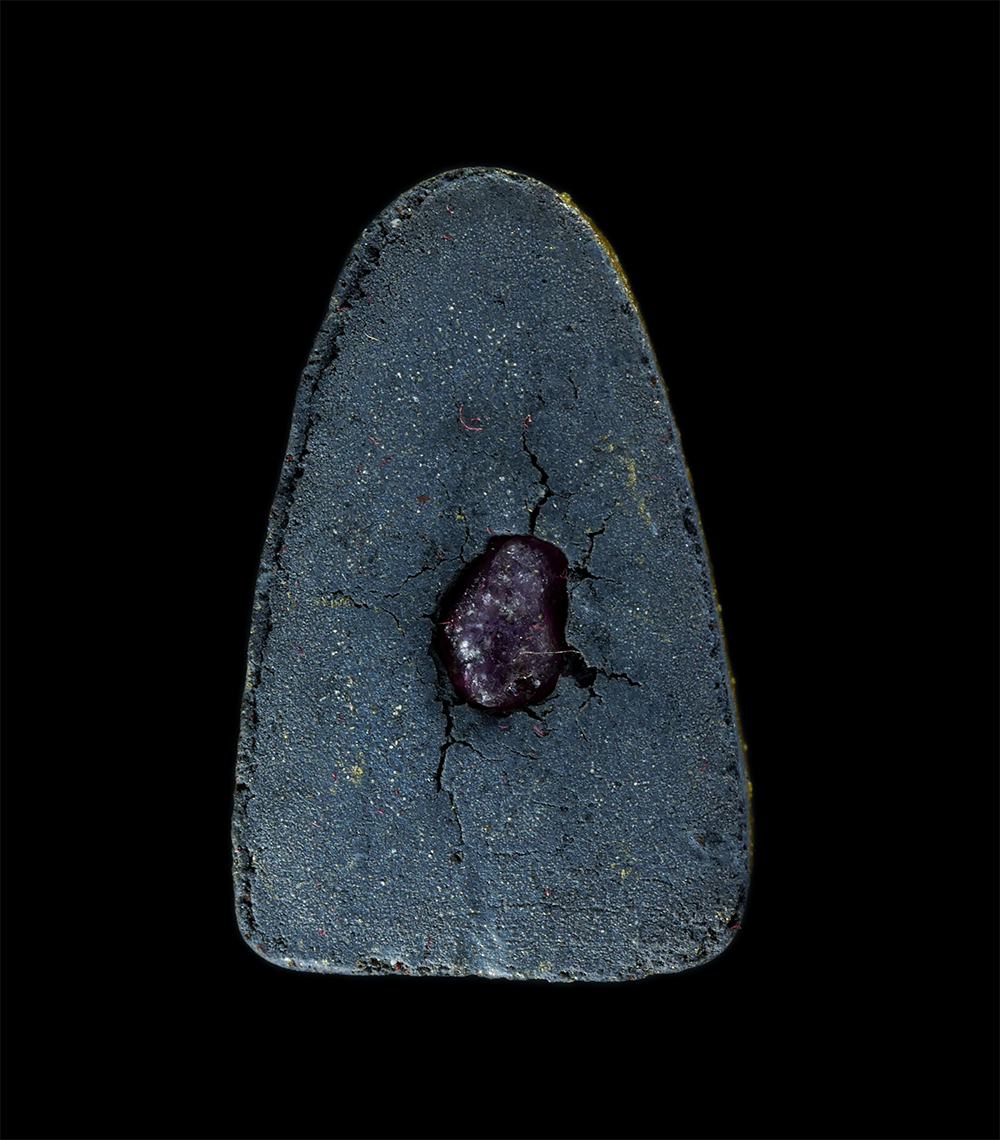 2.jpg - พระเพชรหลีก รุ่นแรก เนื้อผงใบลาน ผงพุทธคุณฝังพลอยเสก ปัดทอง หลวงปู่ปัญญา ปัญญธโร วัดหนองผักหนามราษฎร์บำรุง จ.ชลบุรี พ.ศ.2554 พระสวยมวลสารดี พร้อมกล่อง [..] | https://kamulet.in.th