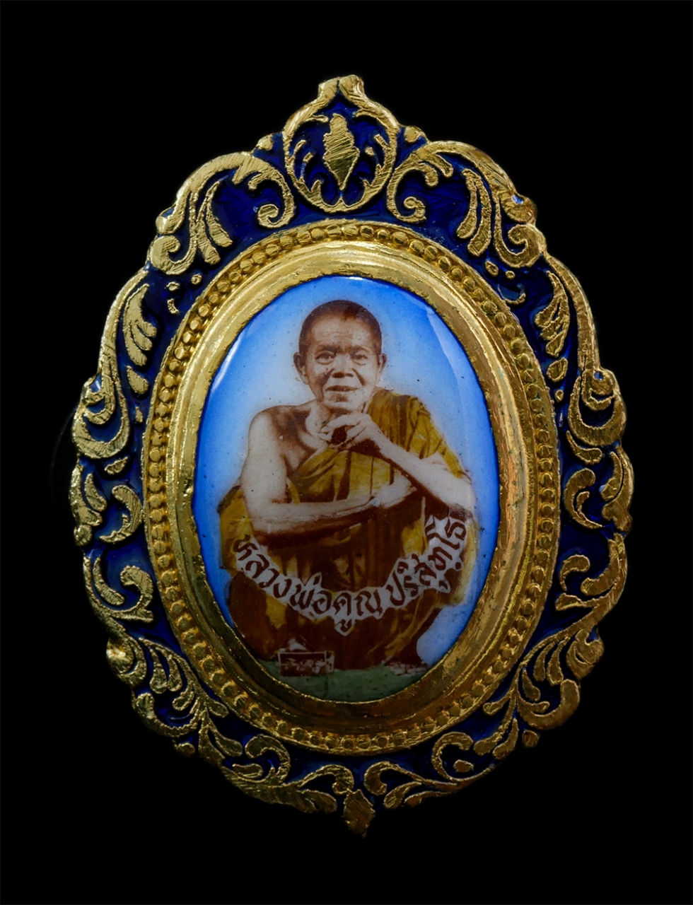 1.jpg - ล็อกเก็ตเข็มกลัด หลวงพ่อคูณ ปริสุทโธ วัดบ้านไร่ จ.นครราชสีมา รุ่นคูณทรัพย์แสนล้าน ปี2539 เนื้อกะไหล่ทองลงยาสวยงามมาก ปลุกเสกพิธีใหญ่ สภาพดีสร้างน้อยหา [..] | https://kamulet.in.th