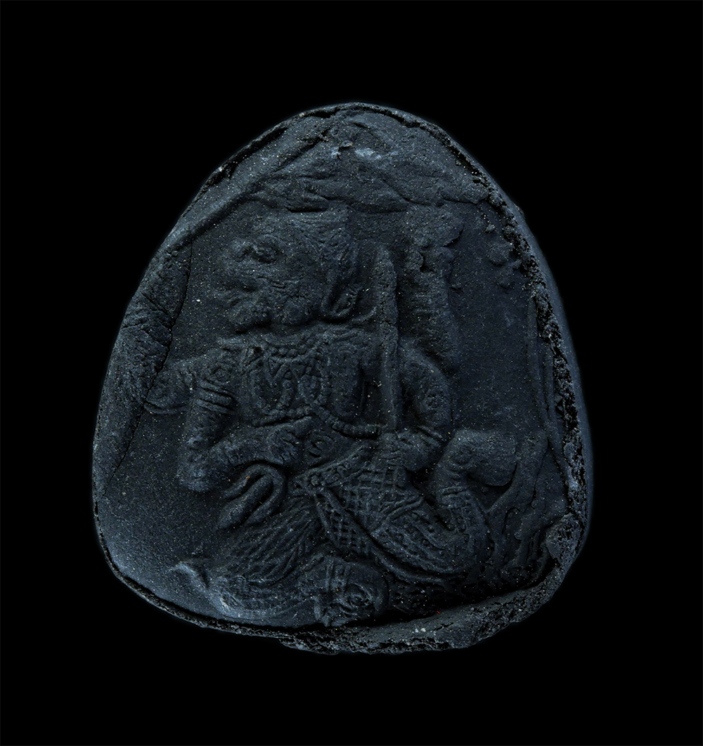 2.jpg - พระปิดตาหลังหนุมานเชิญธง หลวงปู่เกลี้ยง มนุญฺโญ (พระครูพิศิษฐชโลปการ) วัดเนินสุทธาวาส อ.เมือง จ.ชลบุรี ปี2545 เนื้อผงพุทธคุณ ผงใบลาน หลวงปู่เกลี้ยง พร [..] | https://kamulet.in.th