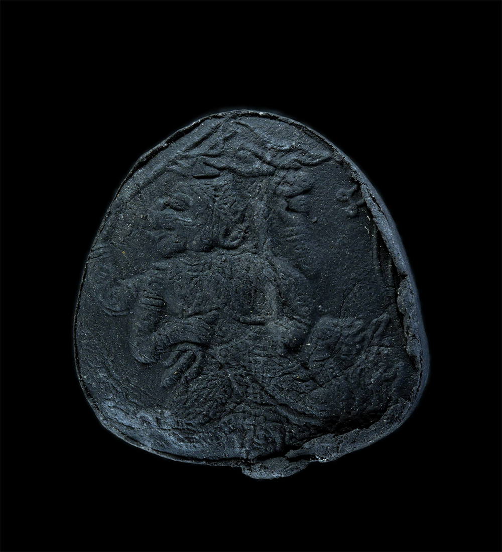 2.jpg - พระปิดตาหลังหนุมานเชิญธง หลวงปู่เกลี้ยง มนุญฺโญ (พระครูพิศิษฐชโลปการ) วัดเนินสุทธาวาส อ.เมือง จ.ชลบุรี ปี2545 เนื้อผงพุทธคุณ ผงใบลาน หลวงปู่เกลี้ยง พร [..] | https://kamulet.in.th