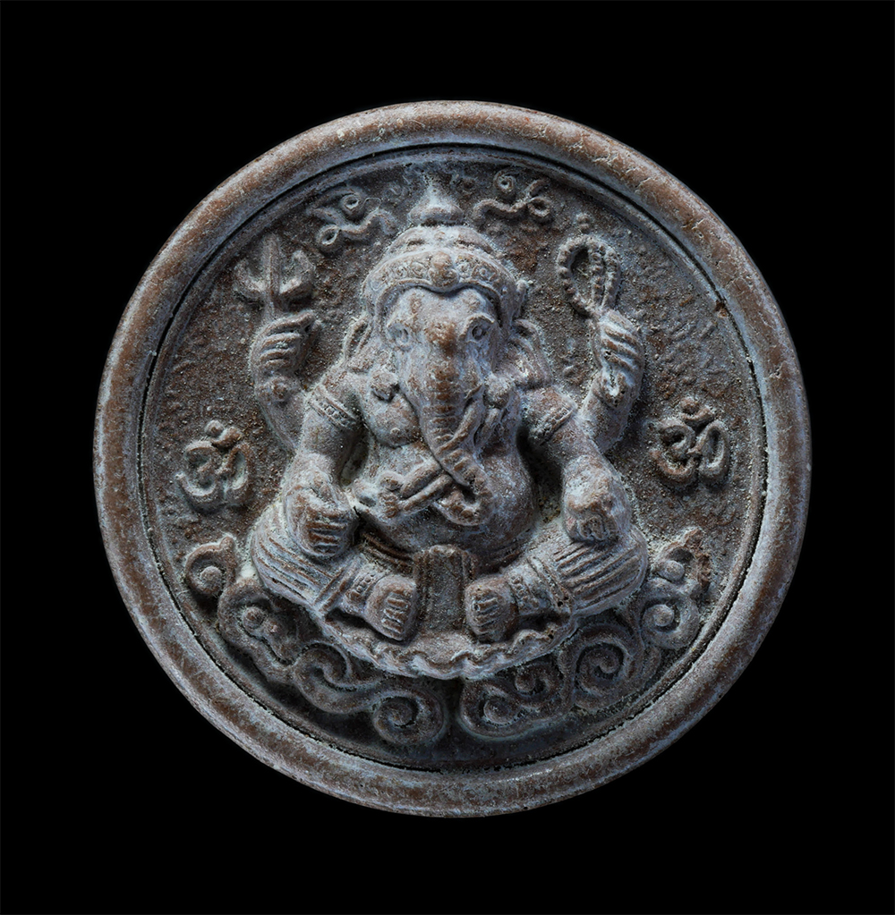 1.jpg - พระพิฆเนศม หาเทพแห่งความสำเร็จ หลังยันต์โอม  เนื้อผงเก่า  | https://kamulet.in.th