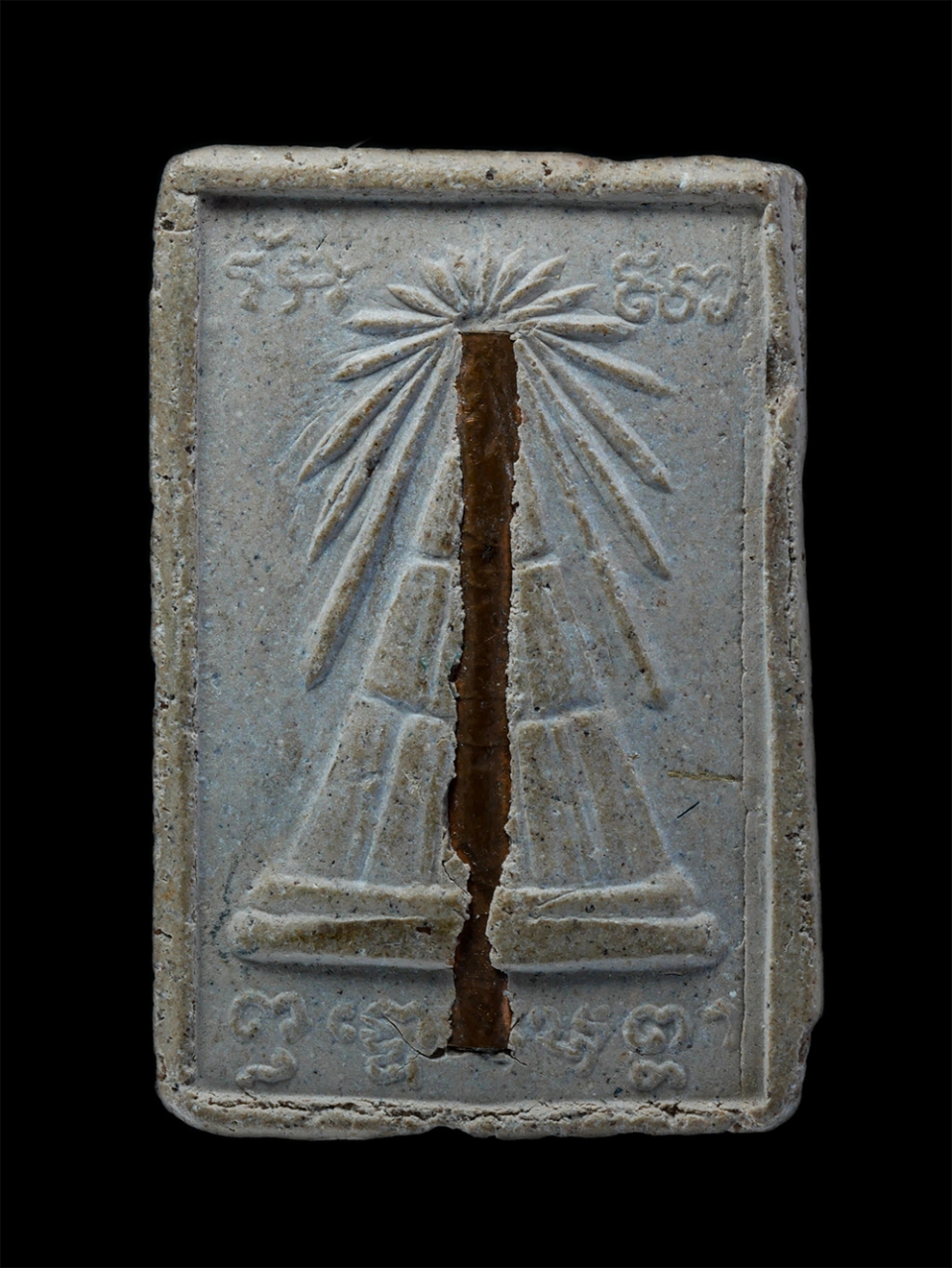 2.jpg - พระผงหลวงพ่อพระธาตุเก่า หลังฝังตะกรุดยาว เนื้อผงพุทธคุณ ผงว่าน ผสมเกศา พระเก่าสวย มวลสารดี | https://kamulet.in.th