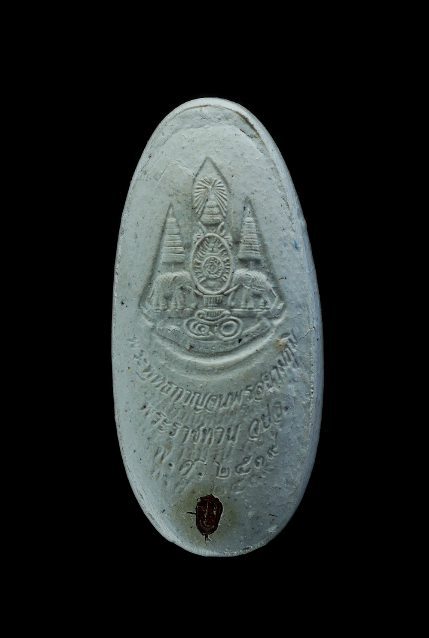 2.jpg - พระผงพระพุทธกาญจนพรสยามภูมิ พระพุทธรูปประจำวันเกิดพระบาทสมเด็จพระเจ้าอยู่หัว สร้างในวโรกาศทรงครองสิริราชสมบัติ 50 ปี พ.ศ.2539 เททองและพุทธาภิเษก ณ.อุโ [..] | https://kamulet.in.th