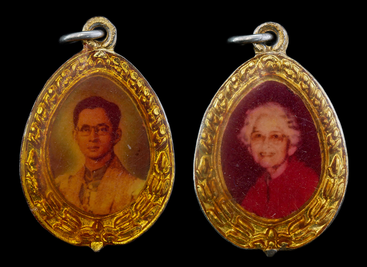 1.jpg - ล็อกเก็ตเก่า พระเจ้าอยู่หัว รัชกาลที่ 9 และสมเด็จย่า | https://kamulet.in.th