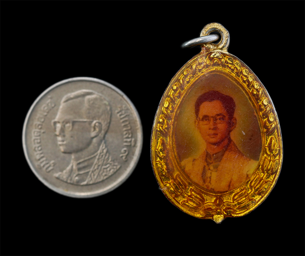 2.jpg - ล็อกเก็ตเก่า พระเจ้าอยู่หัว รัชกาลที่ 9 และสมเด็จย่า | https://kamulet.in.th