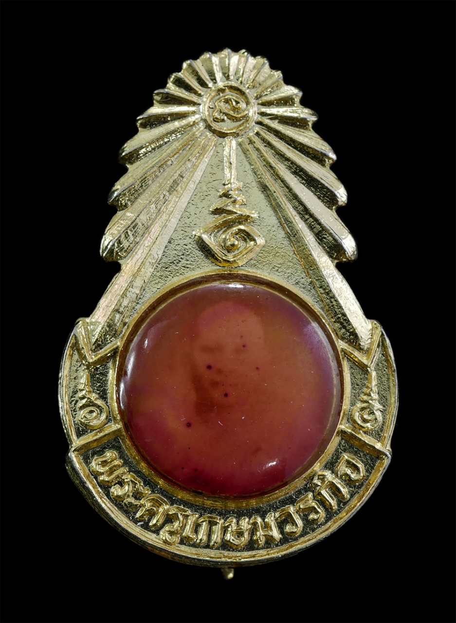 1.jpg - ล็อกเก็ตเข็มกลัดหลวงพ่อวิชัย เขมิโย(พระครูเกษมวรกิจ) วัดถ้ำผาจม อ.แม่สาย จ.เชียงราย เนื้อกะไหล่ทอง ล็อกเก็ตเก่าสวย สร้างน้อย หายาก  | https://kamulet.in.th