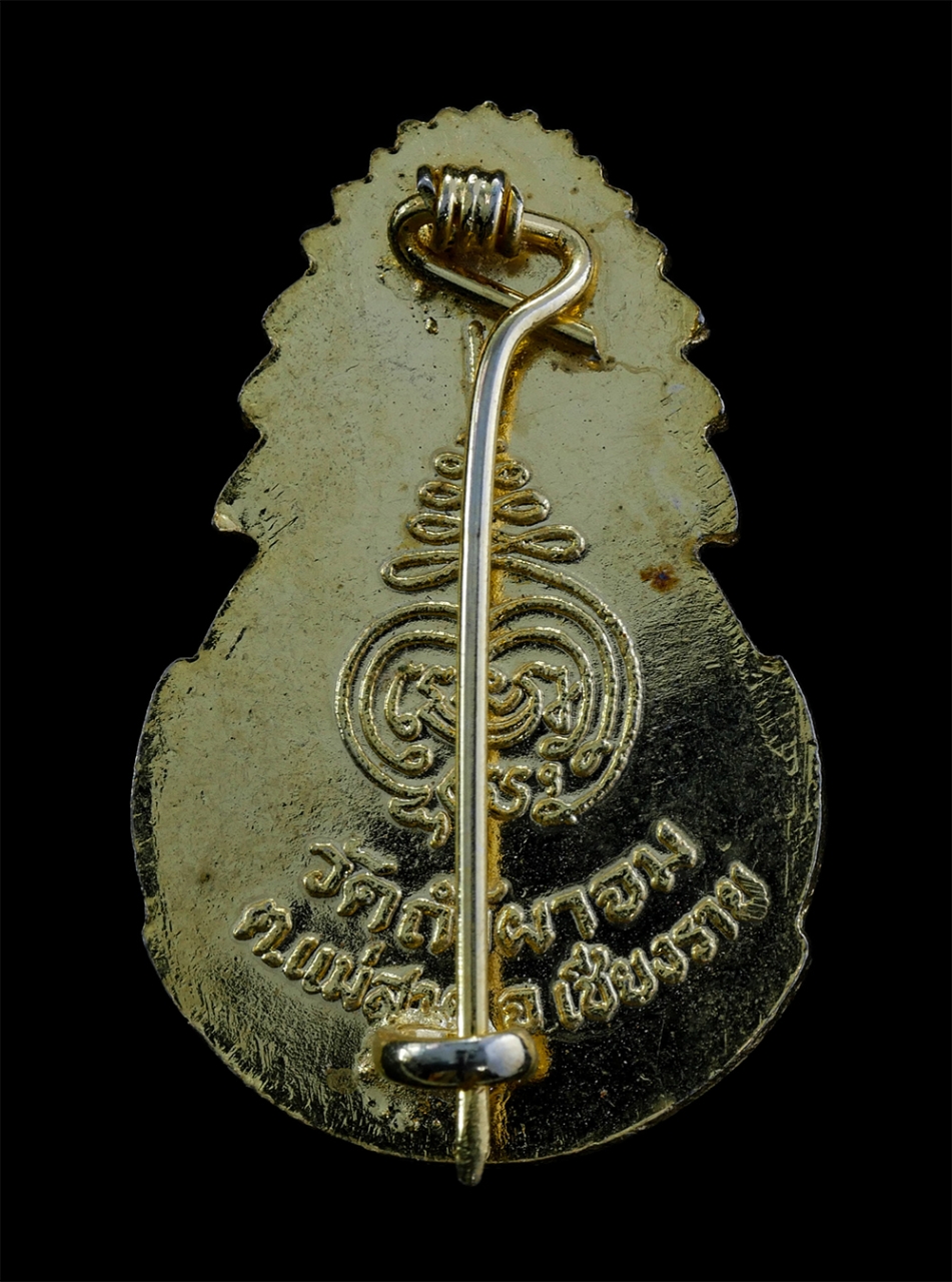 2.jpg - ล็อกเก็ตเข็มกลัดหลวงพ่อวิชัย เขมิโย(พระครูเกษมวรกิจ) วัดถ้ำผาจม อ.แม่สาย จ.เชียงราย เนื้อกะไหล่ทอง ล็อกเก็ตเก่าสวย สร้างน้อย หายาก  | https://kamulet.in.th