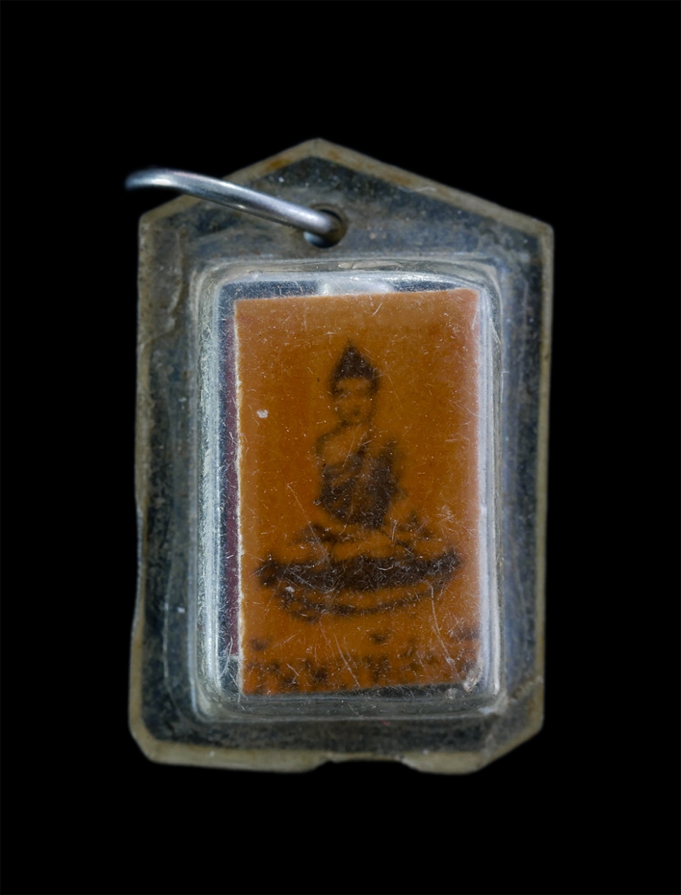 1.jpg - ล็อกเก็ตเก่ารูปพระประจำวันพฤหัสบดี หลังตะกรุดสามดอก (องค์ที่1) | https://kamulet.in.th