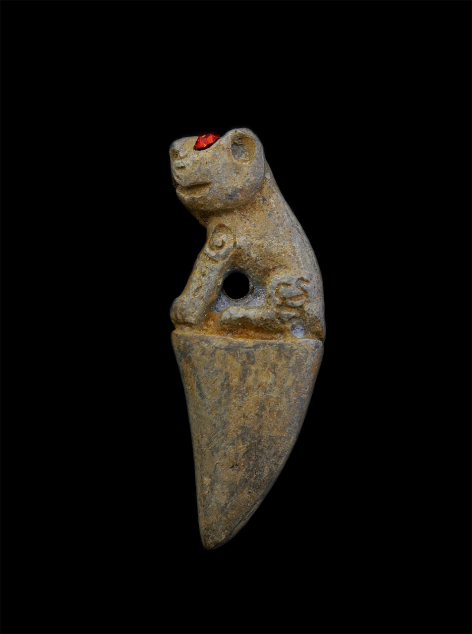 1.jpg - เขี้ยวเสือหลวงปู่ปาน ตาพลอยแดง เนื้อโลหะแร่เกาะล้าน โลหะผสม งานผูกสีมาฝังลูกนิมิตร วัดท้องคุ้ง ต.คลองด่าน อ.บางบ่อ จ.สมุทรปราการ ปี2559 สร้างได้สวยงาม [..] | https://kamulet.in.th