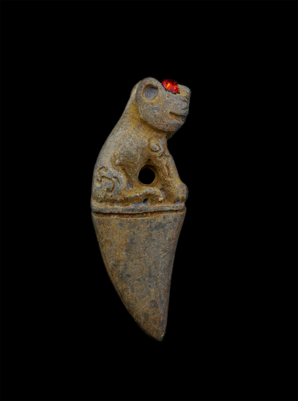 2.jpg - เขี้ยวเสือหลวงปู่ปาน ตาพลอยแดง เนื้อโลหะแร่เกาะล้าน โลหะผสม งานผูกสีมาฝังลูกนิมิตร วัดท้องคุ้ง ต.คลองด่าน อ.บางบ่อ จ.สมุทรปราการ ปี2559 สร้างได้สวยงาม [..] | https://kamulet.in.th