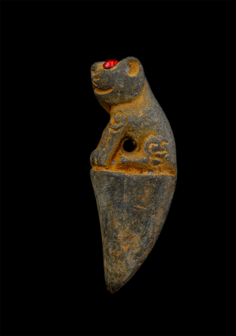 1.jpg - เขี้ยวเสือหลวงปู่ปาน ตาพลอยแดง เนื้อโลหะแร่เกาะล้าน โลหะผสม งานผูกสีมาฝังลูกนิมิตร วัดท้องคุ้ง ต.คลองด่าน อ.บางบ่อ จ.สมุทรปราการ ปี2559 สร้างได้สวยงาม [..] | https://kamulet.in.th