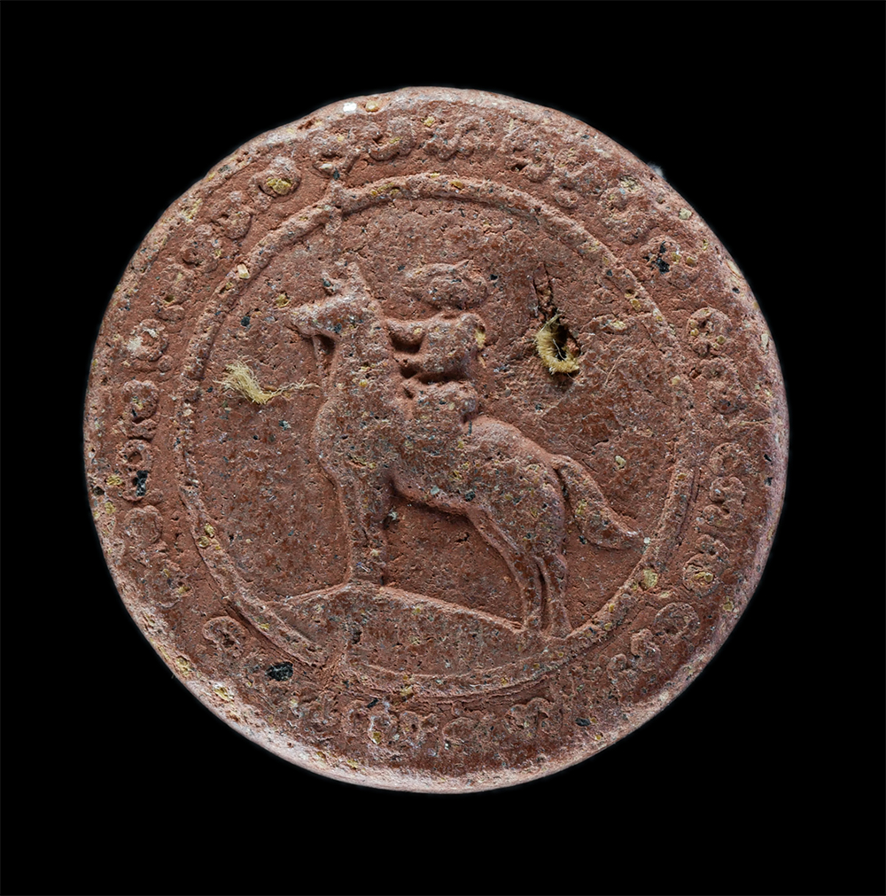 1.jpg - พระผงสมเด็จพระเจ้าตากสินมหาราชทรงม้า เนื้อผงเก่า ผงว่านผสมจีวร | https://kamulet.in.th