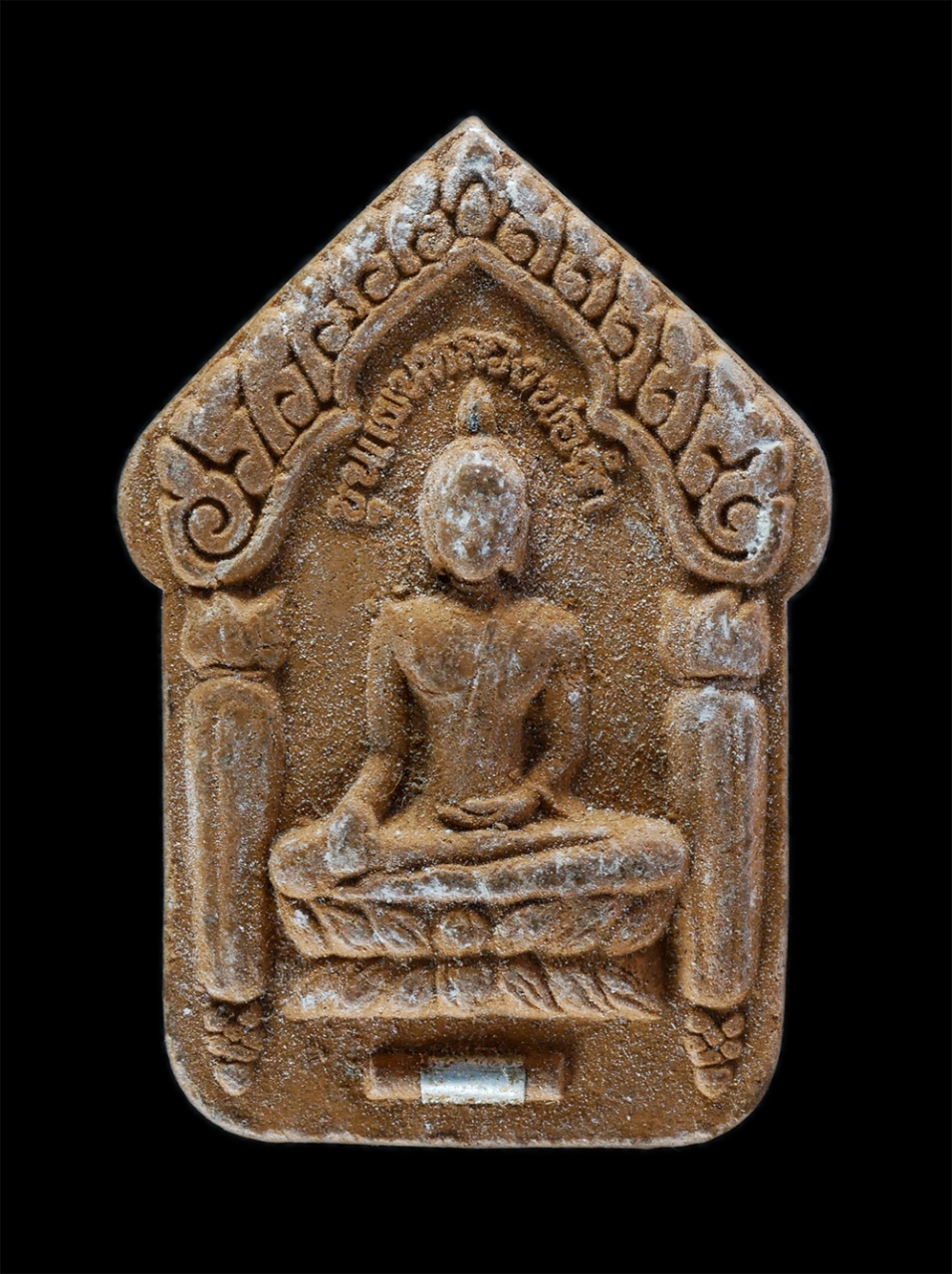 1.jpg - พระขุนแผนหลวงพ่อดำ รุ่นทรัพย์ไหลมา วัดช่องแสมสาร จ.ชลบุรี ปี2552 เนื้อผงพุทธคุณ ผงว่านแดงหลังกุมารทองร่ายเวทย์ ฝังตะกรุดเงิน(ของหลวงพ่อสาคร) พระเกจิร่ [..] | https://kamulet.in.th