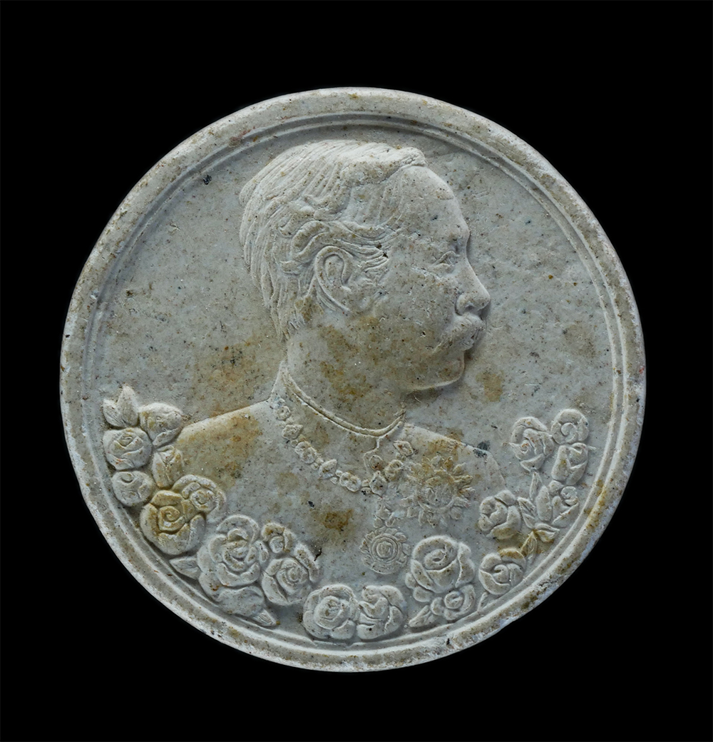 1.jpg - พระผงรูปรัชกาลที่ 5 ปิยะมหาราชา หลังนารายณ์ทรงครุฑประทับราหู เนื้อผงพุทธคุณ ผงว่าน วัดแหลมแค อ.พานทอง จ.ชลบุรี ปี2536 ผสานพลังแห่งมหาเทพพระนารายณ์ เหน [..] | https://kamulet.in.th